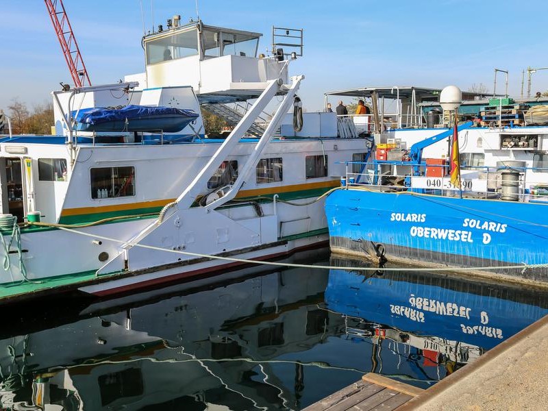 Zwei frühere Fluss-Kreuzfahrtschiffe sind ab Dienstag die neue Heimat von rund 180 Menschen.