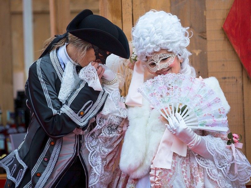 Kostbare Kostüme und Masken dominieren Venedig. In der Lagunenstadt ist der Karneval wieder los und fasziniert Touristen und Einheimische. Bilder des traditionellen Ereignisses.