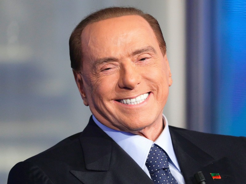 Kein Politiker regierte Italien so lange wie der Medienmogul: Insgesamt 3340 Tage führte er die Geschicke der Italienischen Republik. Nach wie vor sind Gerichtsverfahren gegen Berlusconi anhängig. 