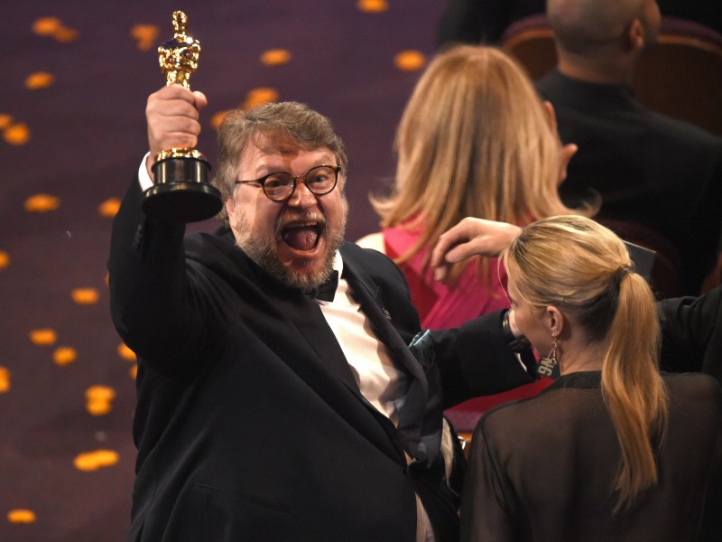 Ist zwar erfolgsverwöhnt, kann sich aber offenbar immer noch freuen: Guillermo del Toro jubelt. 