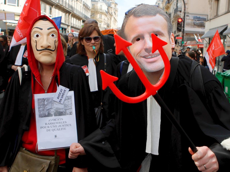 In Frankreich trifft Macron auch auf viel Widerstand mit seiner Politik. Hier protestieren in Paris Demonstranten gegen Macrons Plan für eine Justizreform.