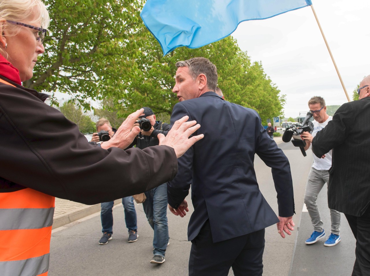 Thrüingens AfD-Landesvorsitzender Bernd, ääääh, Björn Höcke beim Versuch, zusammen mit Opelanern zu demonstrieren.