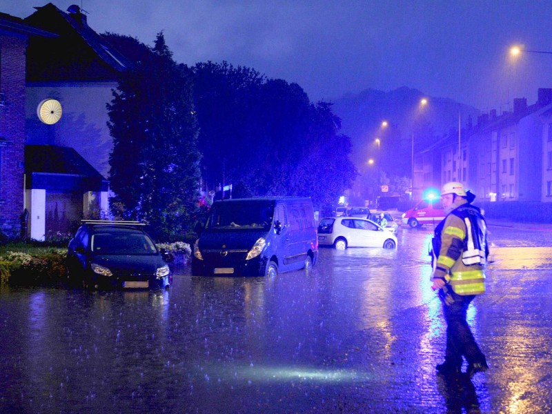 Während des etwa 70 Minuten lang andauernden Unwetters gingen bei der Polizei in Aachen 320 Notrufe ein. 