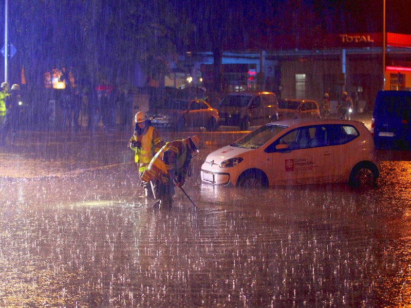 Feuerwehrleute im Einsatz auf einer überfluteten Straße in Aachen: Ein schweres Unwetter ist in der Nacht zum Montag über Teile von Rheinland-Pfalz, Nordrhein-Westfalen und Niedersachsen hinweggefegt. 