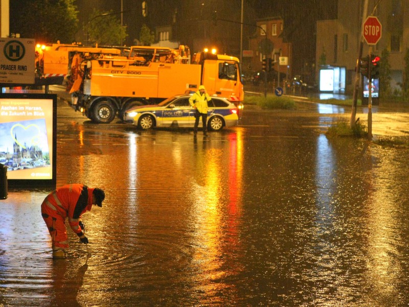 Polizisten sicherten eine überflutete Straße in Aachen. 