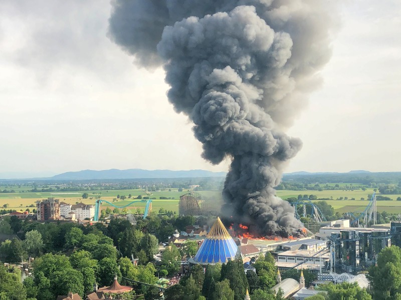 Dicke schwarze Rauchwolken standen am Samstag über dem Europapark Rust in Baden. Wegen des Brands wurde der Park komplett evakuiert.