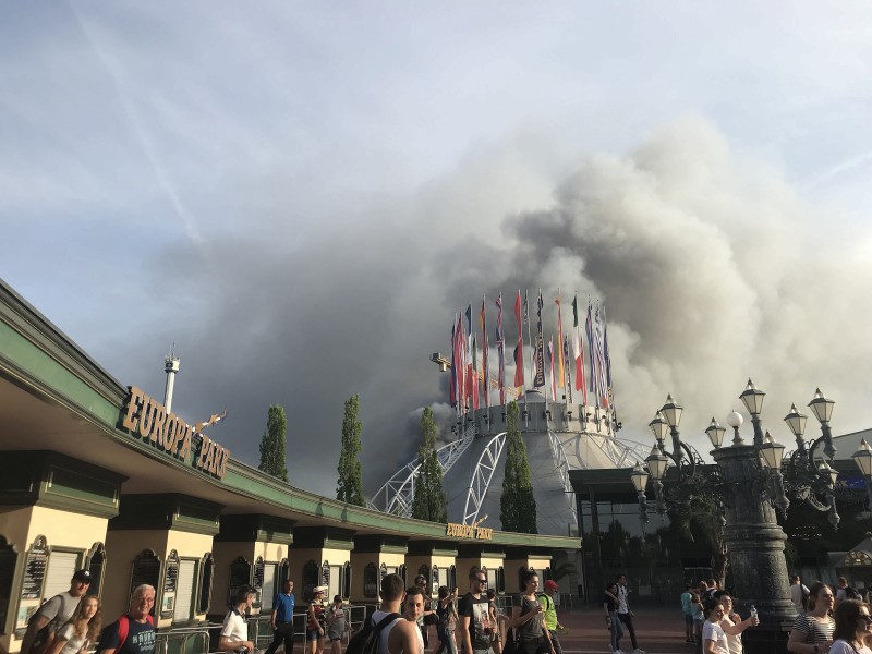 Laut der Feuerwehr war das Feuer in einer Lagerhalle von Deutschlands größtem Freizeitpark ausgebrochen. 