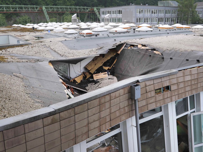 In Wuppertal stürzten an der Universität Haspel etwa 30 bis 50 Quadratmeter eines Daches ein.
