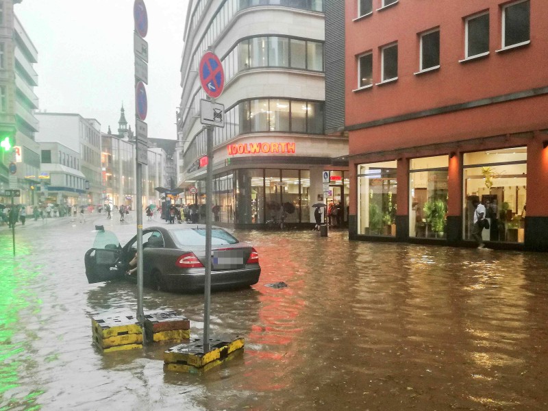 In der Spitze fielen im Raum Wuppertal laut Deutschem Wetterdienst 100 Liter Regen auf den Quadratmeter.