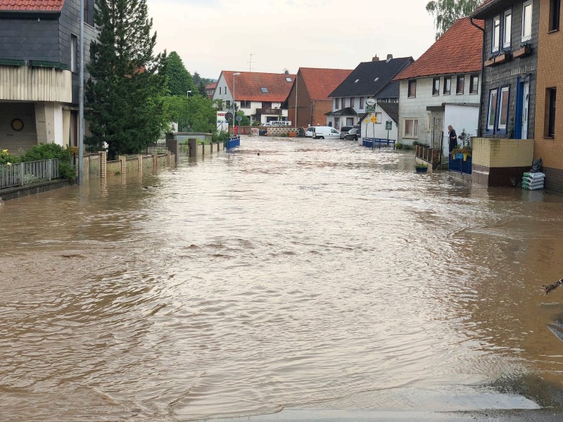 Auch im niedersächsischen Bad Gandersheim gab es heftigen Starkregen. Die Überflutungen haben nach Angaben der Polizei vermutlich Sachschäden in Millionenhöhe verursacht. 