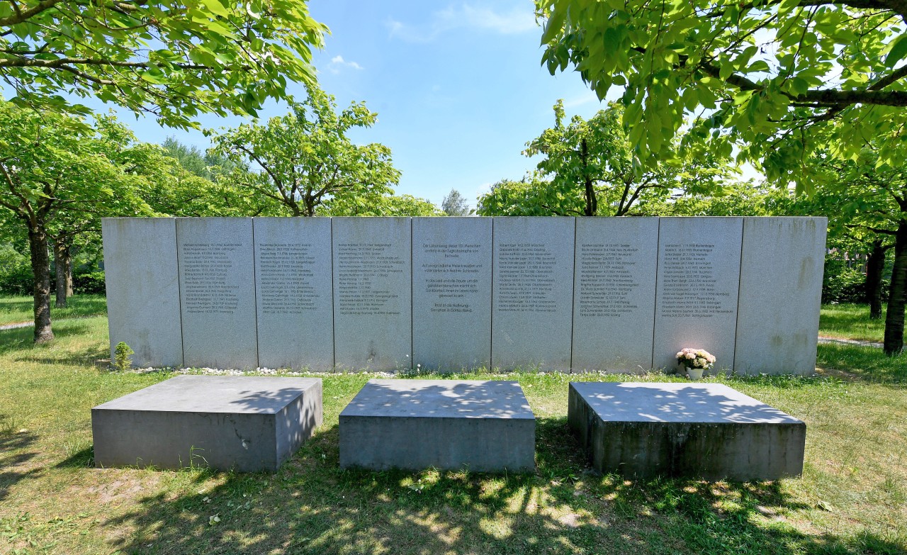Die Namen von 101 Todesopfern sind auf der Gedenktafel eingraviert. 