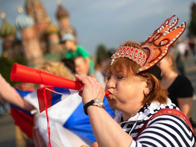 Trööööt: Auf dem Roten Platz in der russischen Hauptstadt wurde in eine Mini-Vuvuzela geblasen.