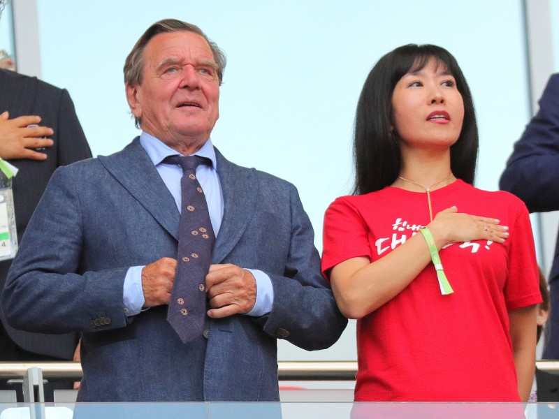 Ja, sie sind es: Gerhard Schröder, ehemaliger Bundeskanzler, und seine koreanische Frau Soyeon Kim verfolgten das Spiel.