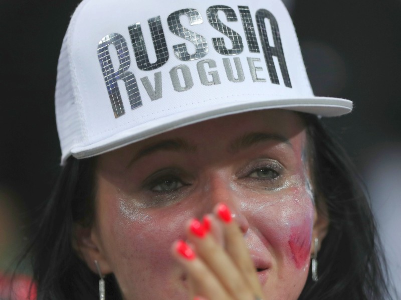 Ein weiblicher russischer Fan von Russland reagiert mit Tränen auf die 3:4-Niederlage im Elfmeterschießen der russischen Fußball-Nationalmannschaft. 