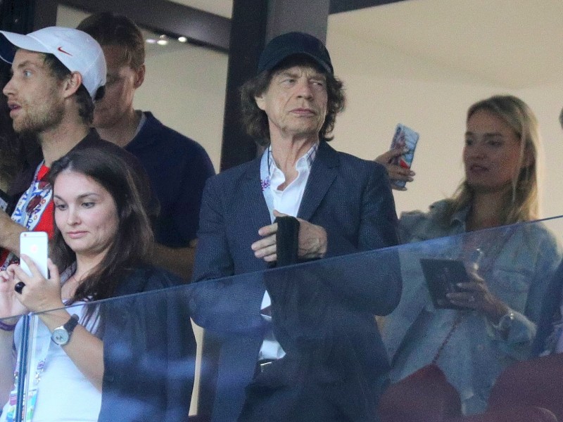 Prominenter Besuch auf der Zuschauertribüne: Mick Jagger, Frontman der Rolling Stones, und sein Sohn James (l.) während des Halbfinalspiels England gegen Kroatien. 