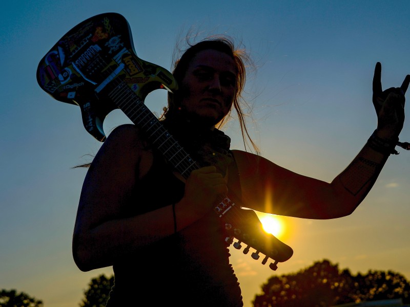 Diese junge Dame hat gleich ihre eigene E-Gitarre mitgebracht. 