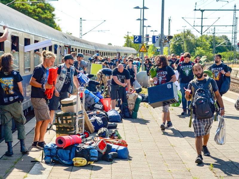 Auf dem Bahnhof von Itzehoe ist der erste Treffpunkt regelmäßiger Wacken-Besucher. Von dort geht es per Bus zum 20 Kilometer entfernten Festivalgelände.