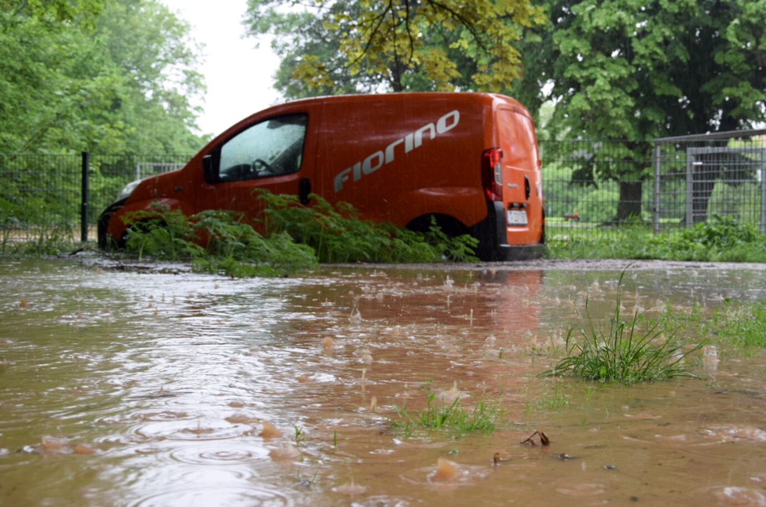 Ein Auto steht auf einer überschwemmten Straße im Stadtteuil Betthausen. Tief «Axel» hat auch in Hessen am Dienstagmorgen für starke Regenfälle gesorgt. 