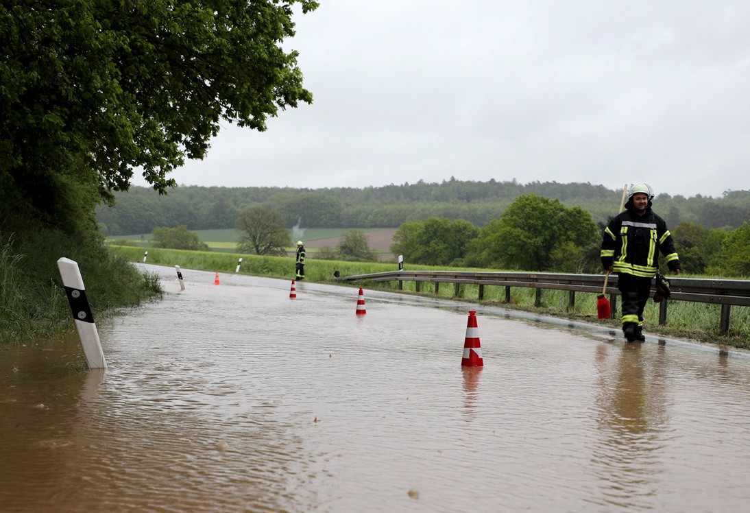 Feuerwehrleute sichern einen überschwemmten Teil der Bundesstraße 49. Tief «Axel» hat auch in Hessen am Dienstagmorgen für starke Regenfälle gesorgt. 
