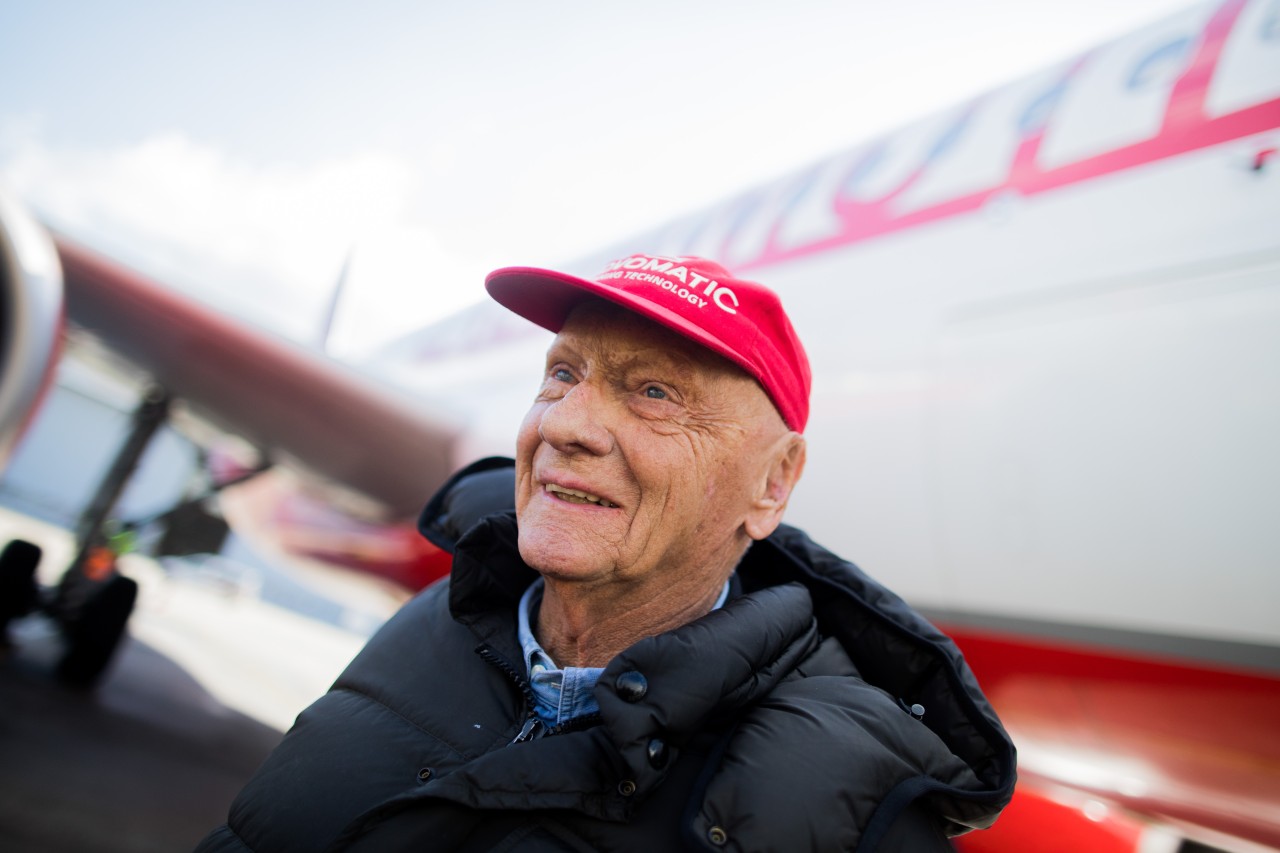 Niki Lauda vor einem Flieger seiner Airline „Laudamotion“.