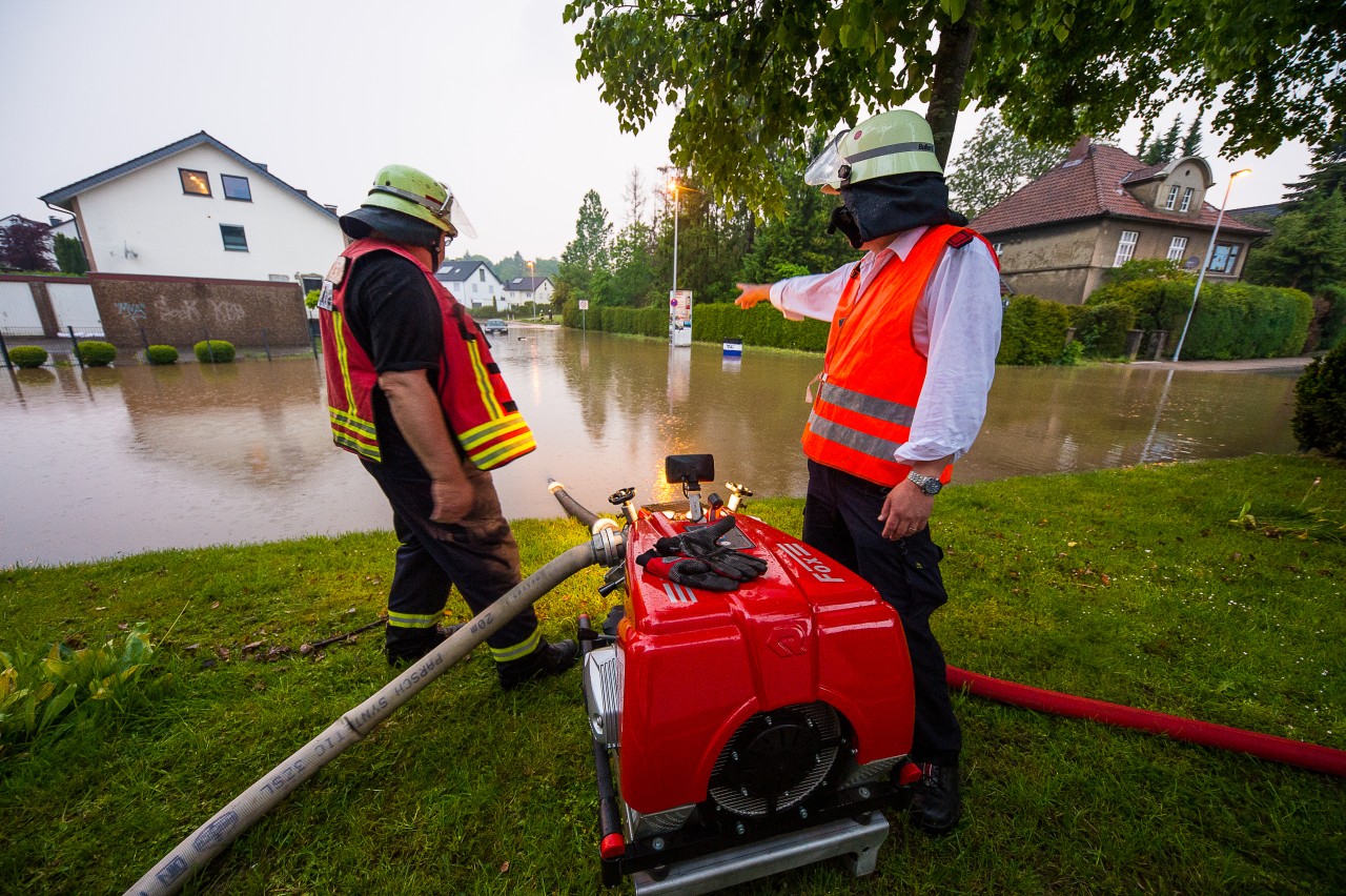 Bielefeld: Die Feuerwehr pumpt nach starken Regenfällen Wasser ab. Tief «Axel» hat am Dienstagmorgen auch in Nordrhein-Westfalen für starke Regenfälle gesorgt. Wie der Deutsche Wetterdienst mitteilte, lag vor allem Ostwestfalen im Einflussgebiet des Unwetters. 