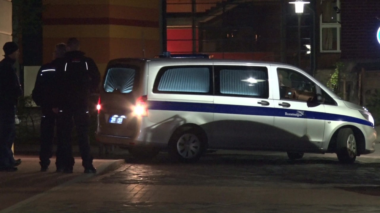 Das Einsatzfahrzeug der Kriminaltechnik der Polizei fährt an Journalisten vorbei auf ein Klinikgrundstück in Potsdam. In einem Potsdamer Krankenhaus sind vier Menschen getötet worden. 