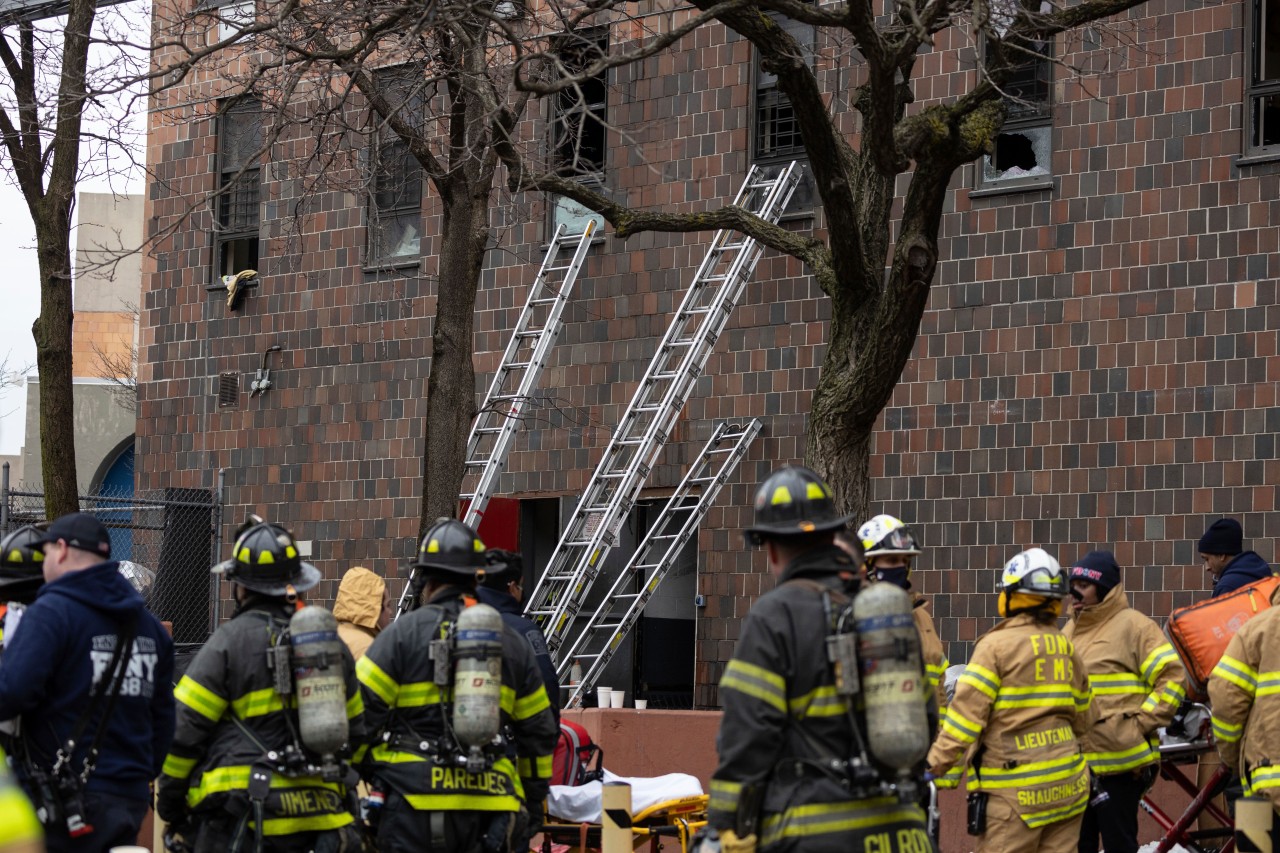 In New York hat es einen tödlichen Brand in einem Wohnhaus gegeben.