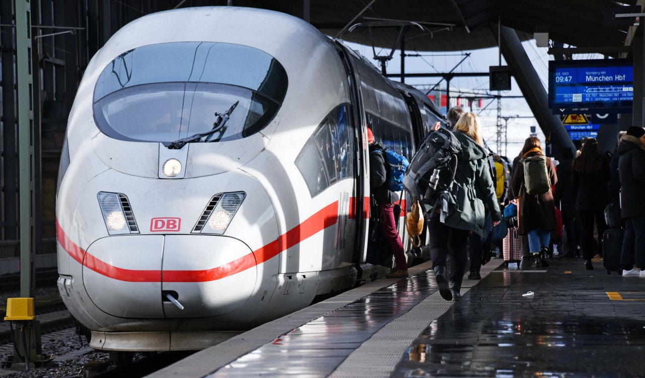 In einem Zug der Deutschen Bahn sind mehrere Frauen sexuell belästigt worden. (Symbolbild)