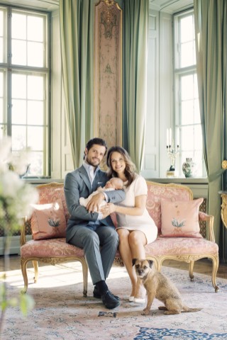 Im Schloss zeigte sich die kleine Familie ganz stolz. Sogar der Familienhund war auf den Fotos dabei.