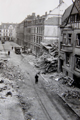 Ein Bild des Zeitzeugen Werner Schmitz: Der Süthers Garten in Rüttenscheid am 4. Januar 1943 nach dem Bombenangriff. Repro:  Kerstin Kokoska/WAZ  FotoPool
