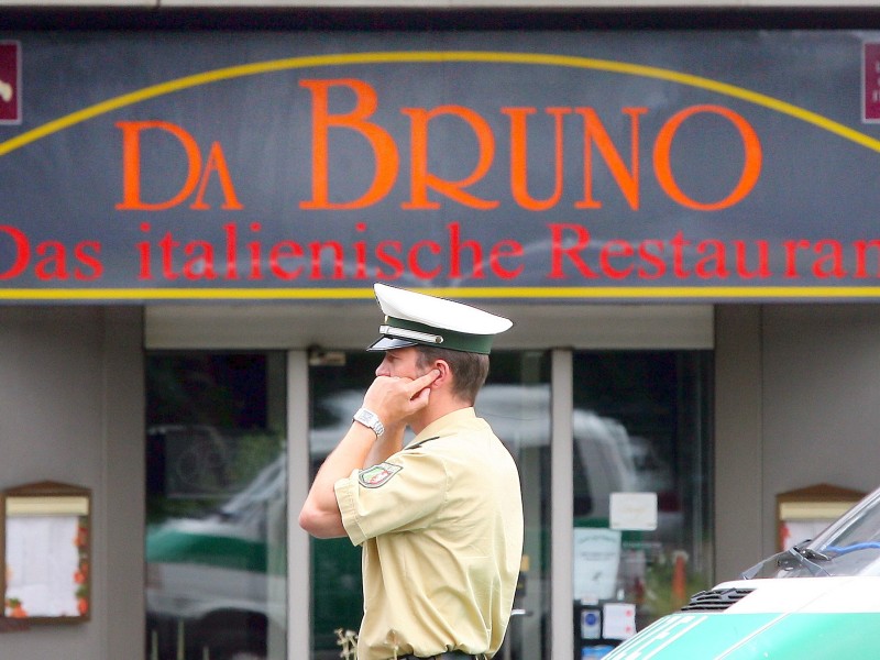 Im August 2007 waren in Duisburg sechs Italiener vor einem Restaurant auf offener Straße erschossen worden. Auslöser soll eine Fehde zwischen zwei Mafia-Clans gewesen sein.