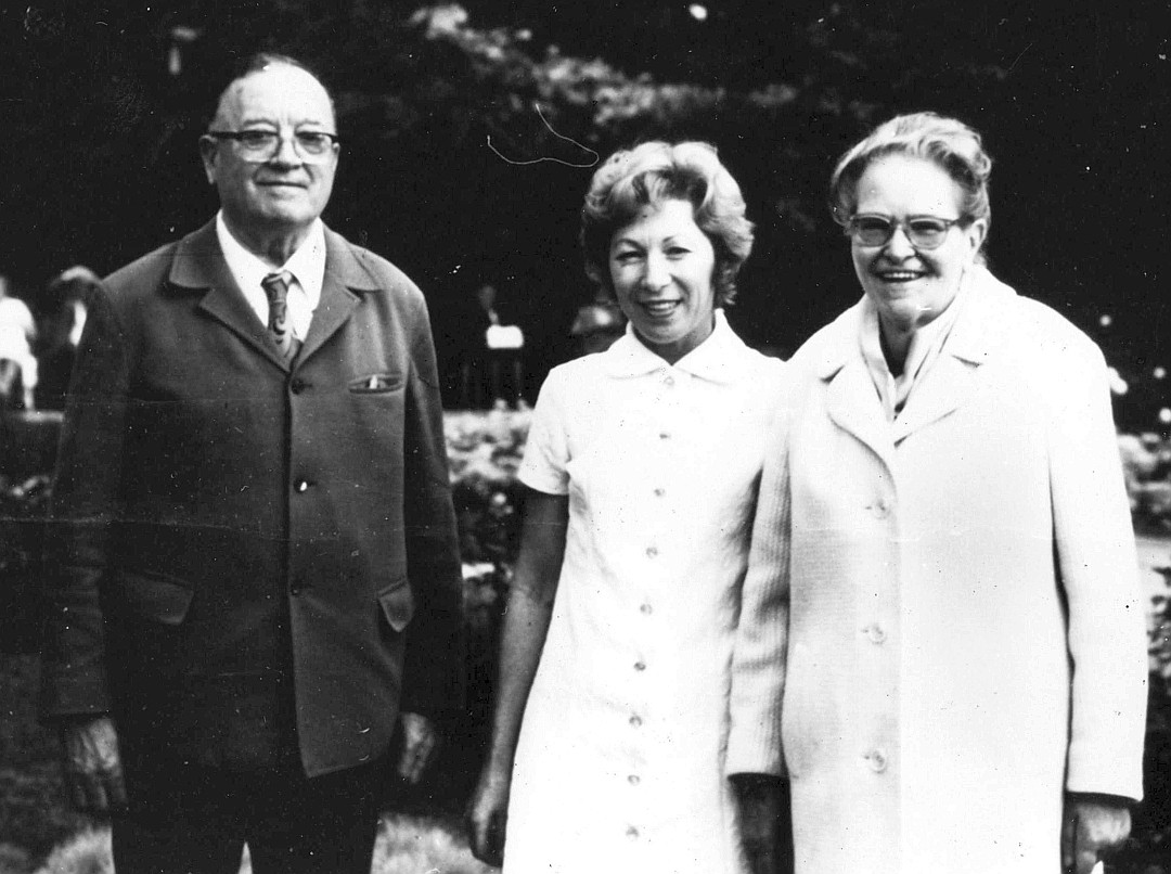 Die Holocaustüberlebende Erna Anolik mit ihren Helfern Fritz Niermann und Frau.