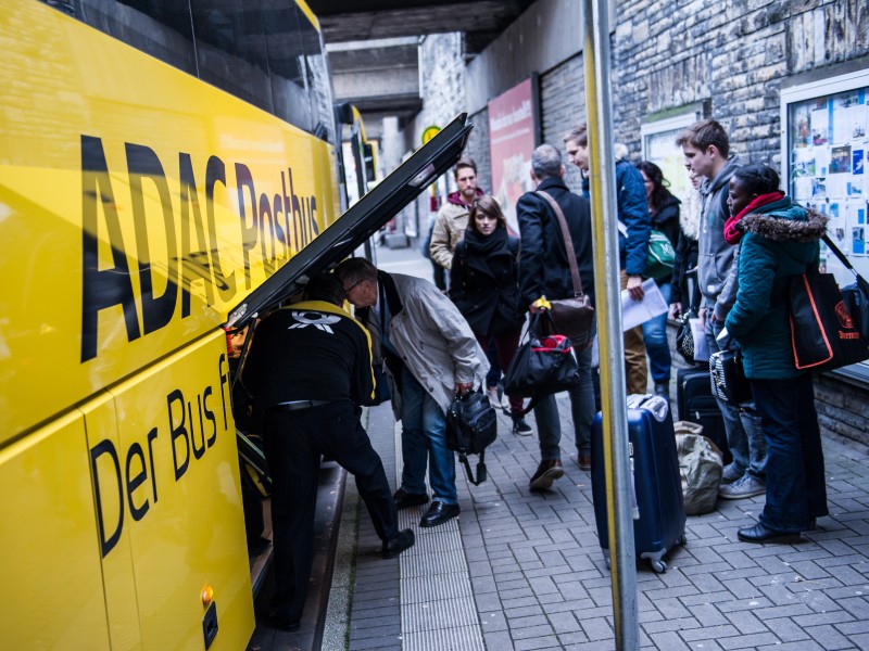 ... Busunternehmen - hier in Bochum - profitieren von dem Streik. Viele Pendler steigen auf Busse um.