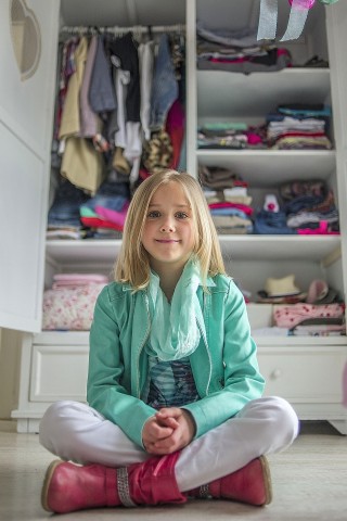 Lilly (7) vor ihrem Kleiderschrank. 