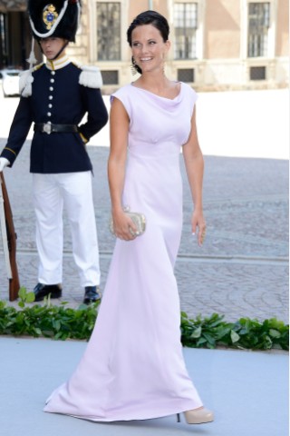 Trotz ihrer unroyalen Vergangenheit als TV-Sternchen hat die schwedische Königsfamilie die dunkelhaarige Schönheit mit der Stupsnase...