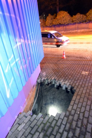 Tagesbruch in Hagen: Am Donnerstagabend wurde ein 20-jähriger Mann fast von einem Erdloch verschluckt.