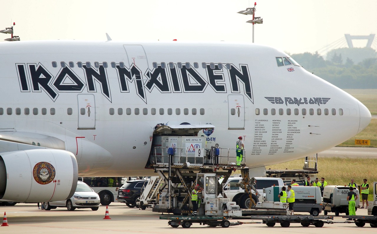 Die Boeing 747 von Iron Maiden auf dem Vorfeld des Flughafens Düsseldorf. Die Band war für “Rock im Revier“ eingeflogen. 