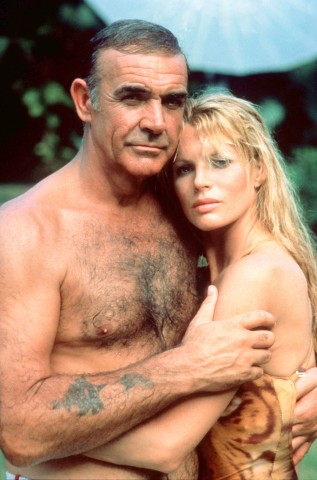 Sean Connery als 007, Geheimagent seiner Majestät mit der Lizenz zum Töten, in einer Szene mit Kim Basinger in dem Film "Sag niemals nie". (Foto: dpa/Archiv)