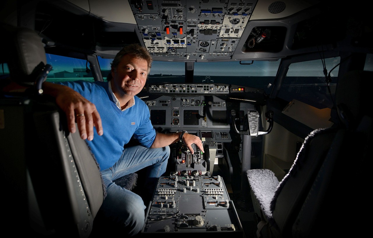 Der Flugkapitän und Geschäftsführer der Flugschule TFC, Christian Käufer in einem Flugsimulator für eine Boeing 737/ 800. 