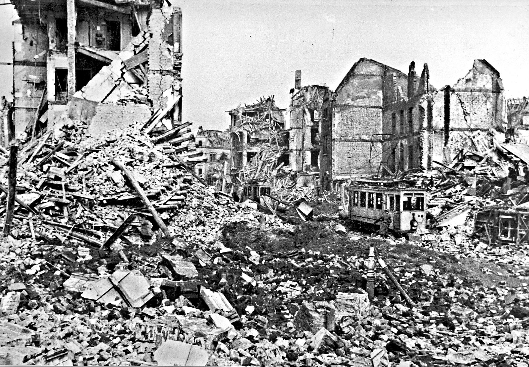 Die Gutenbergstraße nach dem Fliegerangriff am 11. März 1945.