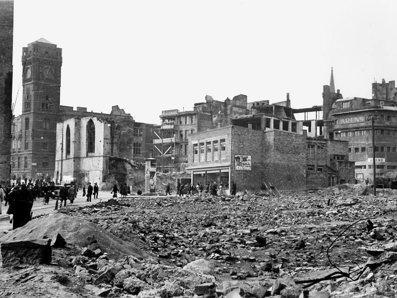 Die Essener Innenstadt mit Rathausturm nach der Bombardierung 1943.