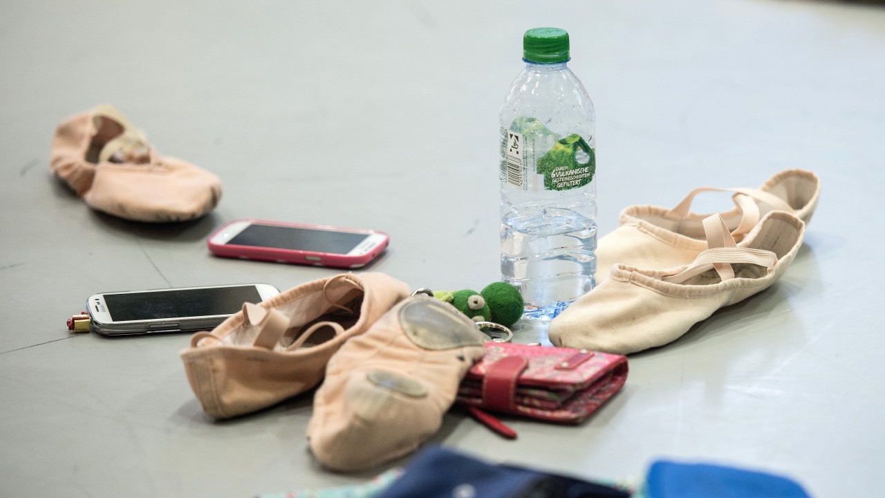 Rosa Schläppchen und Handys.