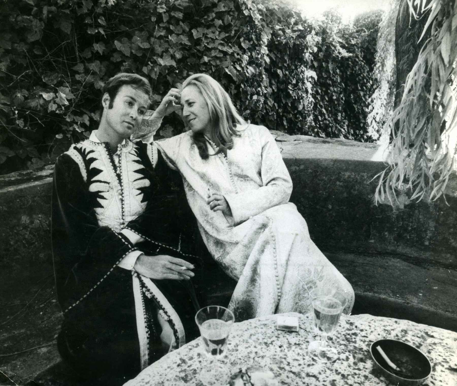 Arndt von Bohlen und Halbach mit seiner Frau Hetty von Auersperg Ende 1960er Jahre in Hippie-Kluft.