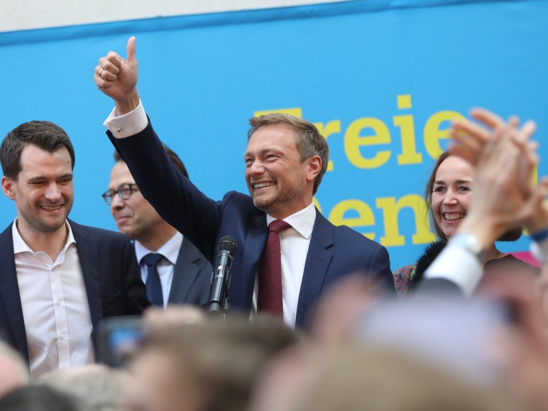 Alles auf Lindner: Der Landtagswahlkampf der FDP kannte nur ein Gesicht. Mit Erfolg. Christian Linder führt die Liberalen wohl zu einem neuen Rekord-Ergebnis in NRW. Seine Freude ist daher besonders groß. 