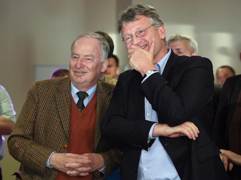 Sicher im NRW-Landtag, da freuen sich auch Alexander Gauland (l) und Jörg Meuthen, AfD-Bundesvorsitzender und Fraktionsvorsitzender der AfD in Baden-Württemberg. 7 Prozent der Stimmen holte die Partei aus dem Steigreif.  