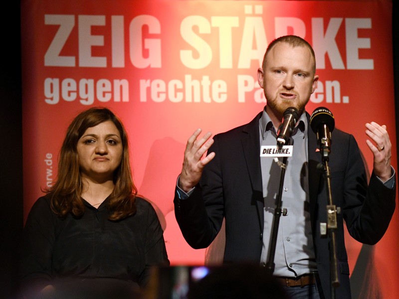 Zitterpartie für die Linke: Die Partei um die beiden Spitzenkandidaten Özlem Alev Demirel (l) und Christian Leye  liegt bei knapp 5 Prozent. Sollte es die Partei nicht in den Landtag schaffen, wäre der Weg für Schwarz-Gelb in NRW frei. 