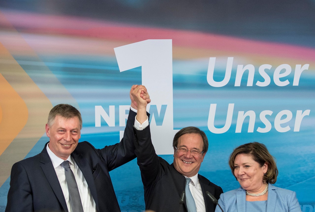 Überraschungssieger Armin Laschet 2017 neben seiner Ehefrau Susanne und dem damaligen Generalsekretär der NRW-CDU, Bodo Löttgen. 