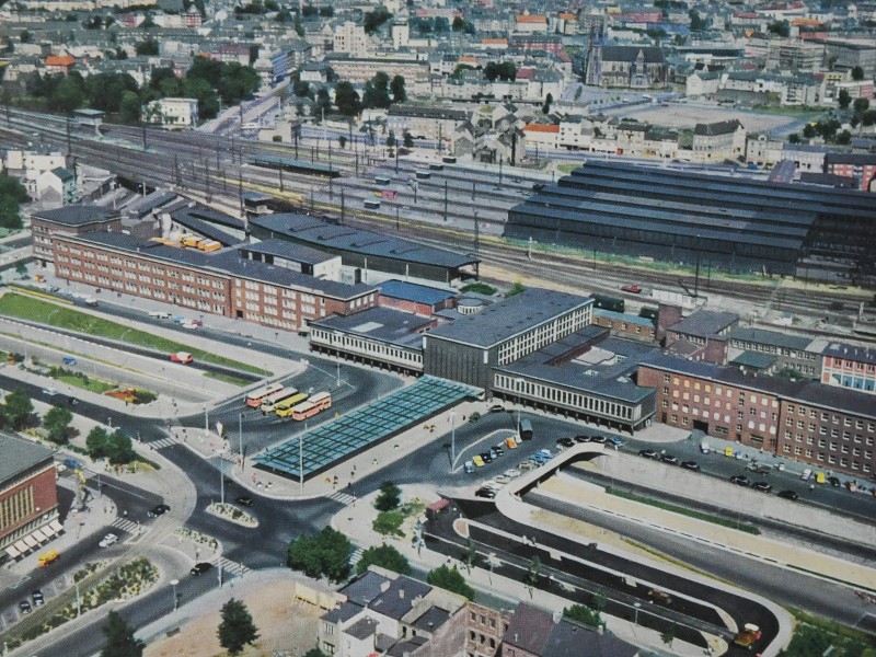 Diese historische Ansicht zeigt den Bahnhof, den Bahnhofsvorplatz und die A 59 im Jahre 1958. Foto: Pirkko Gohlke / WAZ FotoPool  