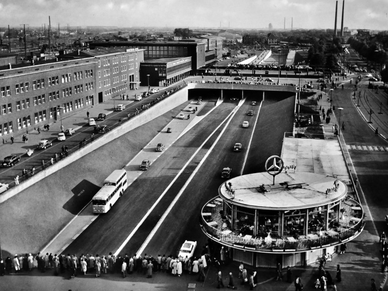 1957 wurde die A 59 als Stadtautobahn eröffnet. Viele Schaulustige standen damals am sogenannten Gläsernen Hut (rechts).