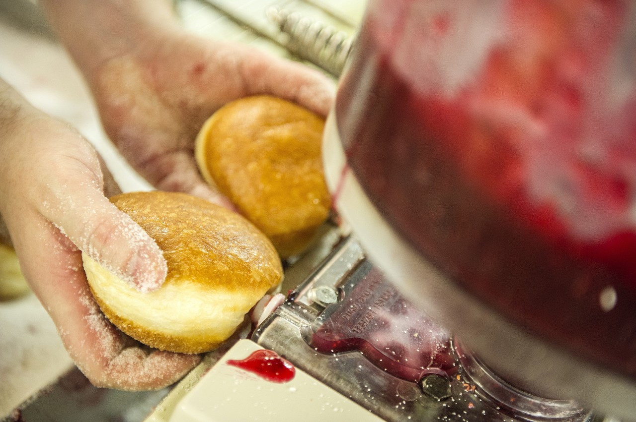 Diese Maschine füllt die Berliner mit Himbeermarmelade.